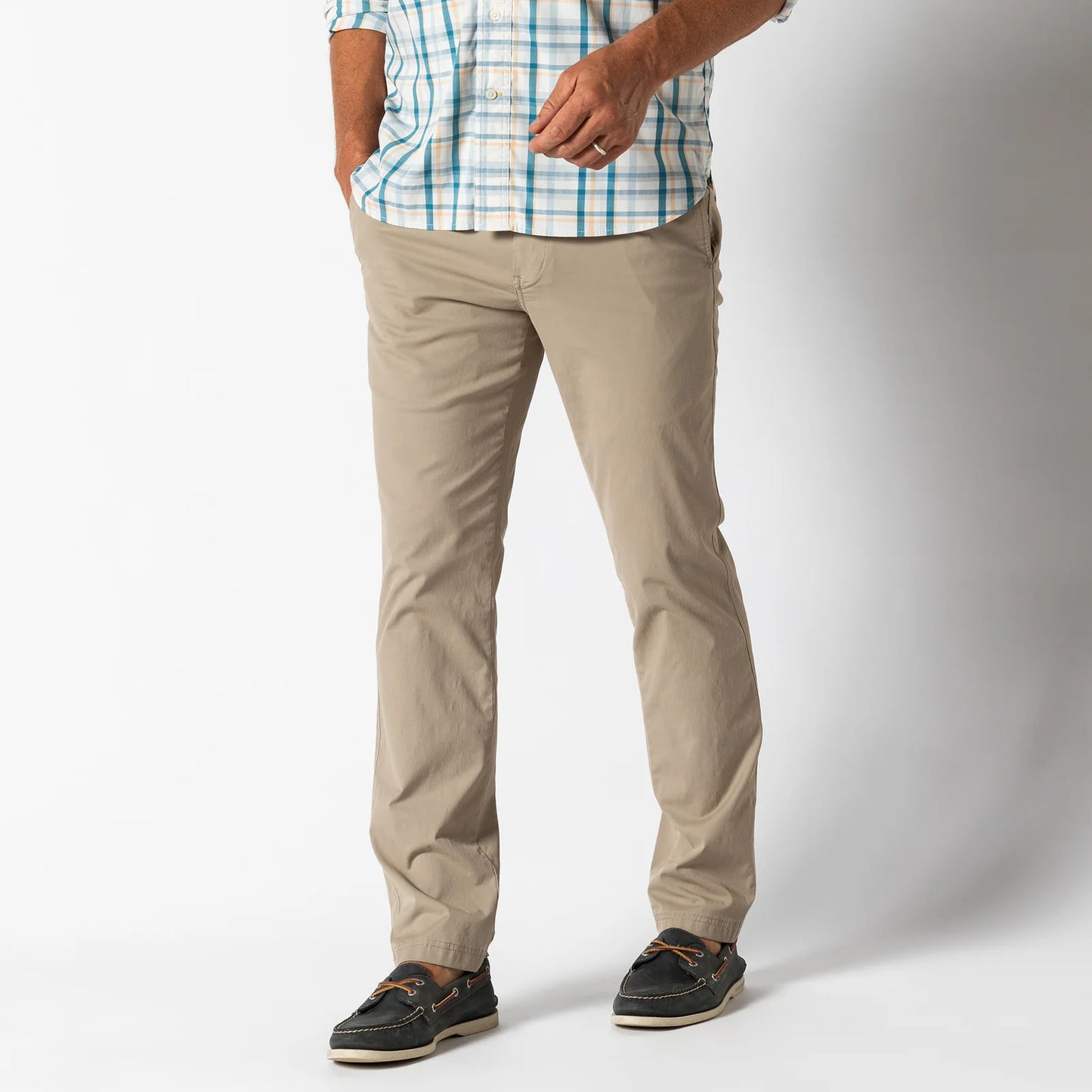 Harbor Performance Chino in Khaki