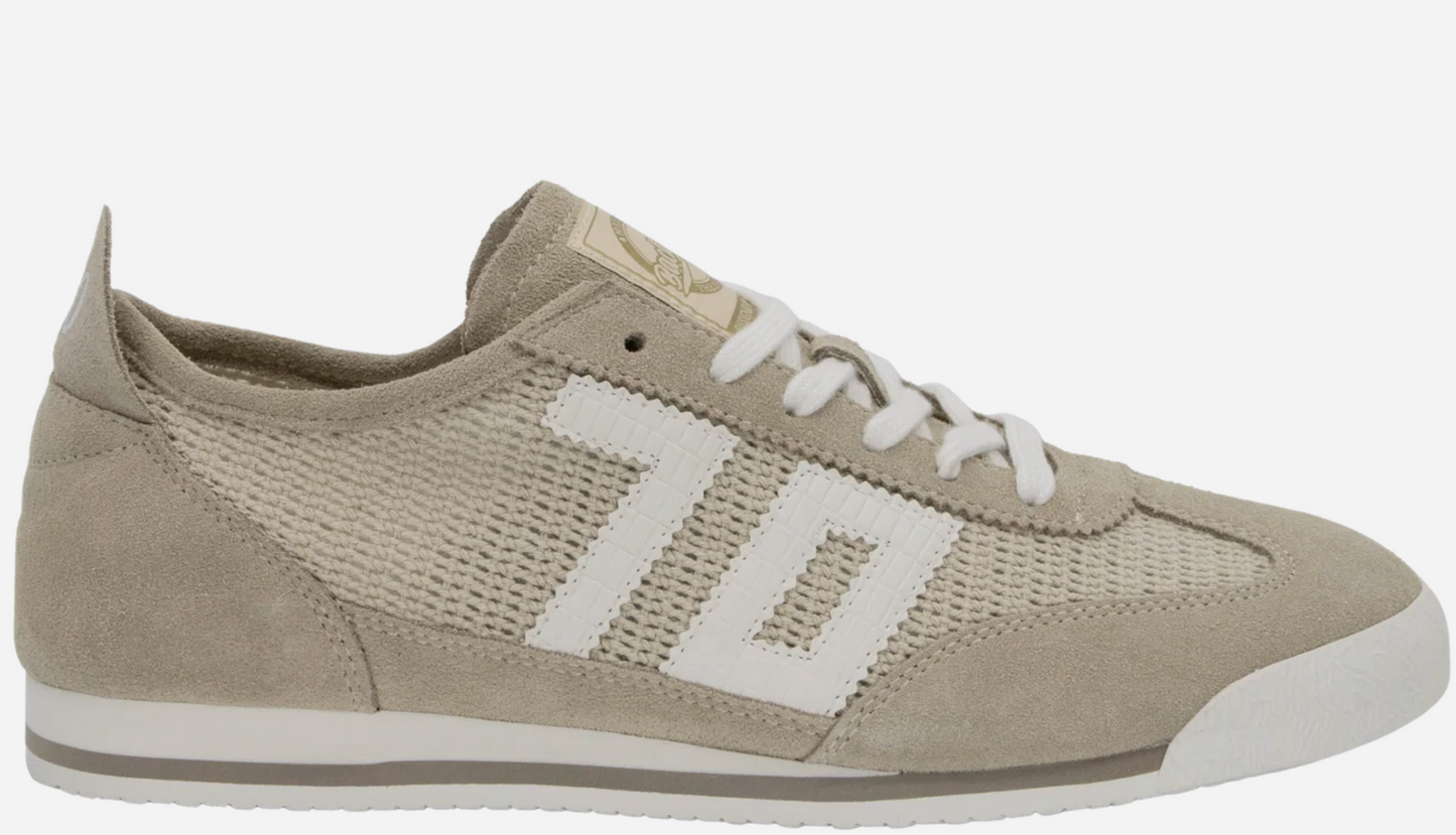 Leon in Beige Sneakers