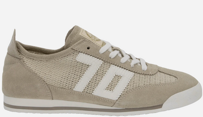 Leon in Beige Sneakers