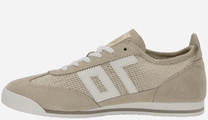 Leon in Beige Sneakers