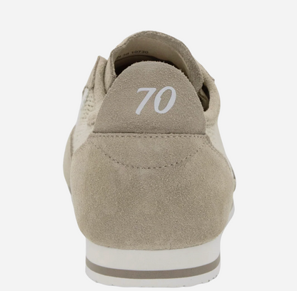 Leon in Beige Sneakers