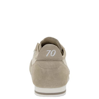 Leon in Beige Sneakers